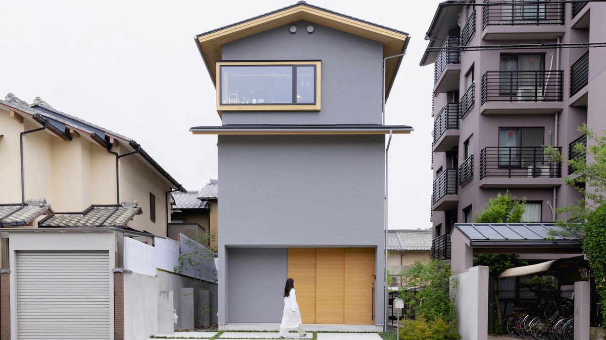 Minimalisticky zařízený dům nabízí majitelce to nejzajímavější, výhled přes okolní zástavbu
